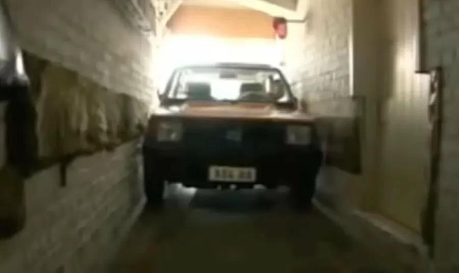 Мастерство парковки: гараж всего на несколько сантиметров шире машины (видео) 1