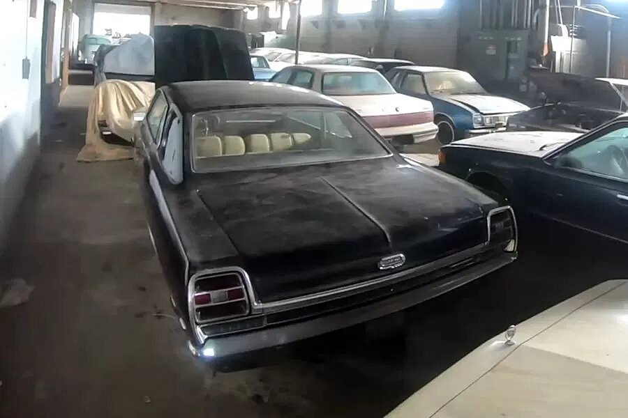 Блогер нашел заброшенный склад с редкими автомобилями (видео) 2