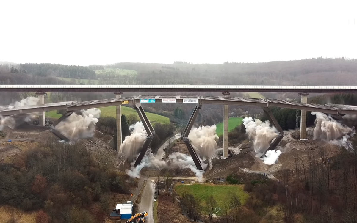 Обрушение автомобильного моста показали на видео 1